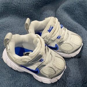 Nike Kids Sneakers in White and Blue